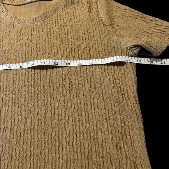 Pretty, unbranded shirt with stretchy fabric which requires no maintenance. - Picture 8 of 8